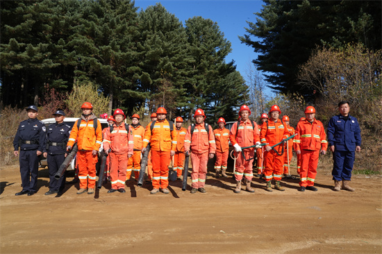 興參林場開展實戰(zhàn)化森林滅火演練（1）.jpg